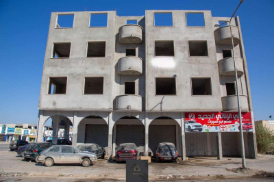 مبنى خدمي تجاري موقع المبنى ممتاز حيث يقع على ثلاثة شوارع مكتب إعمار للعقارات _ بنغازي