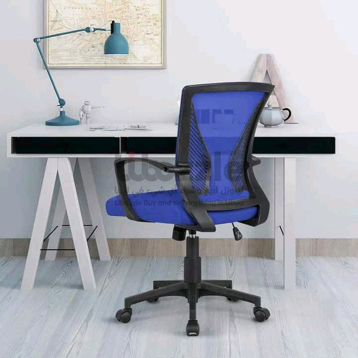 كرسي مكتبي دوار باللون الازرق 💙