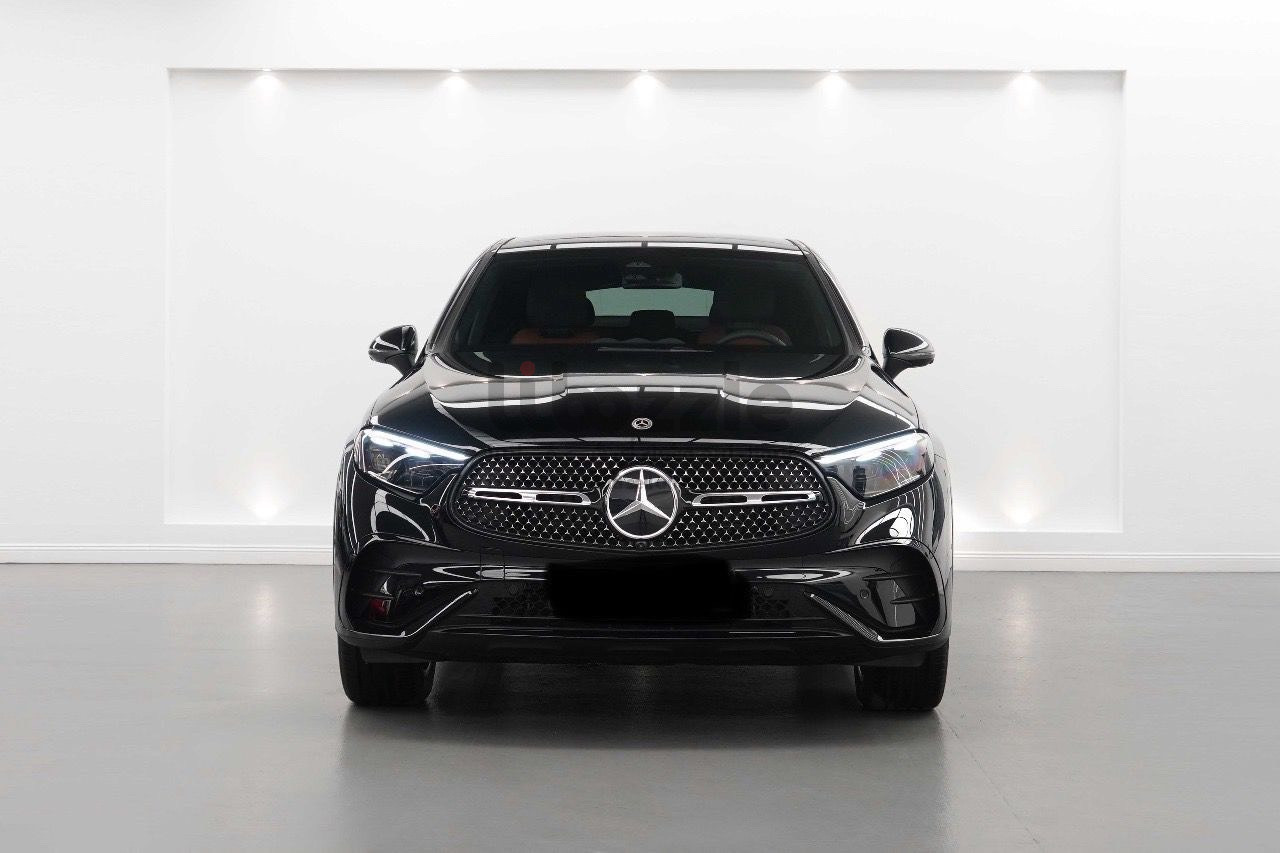 Mercedes benz.    glc300.  2025.  عداد. 00000